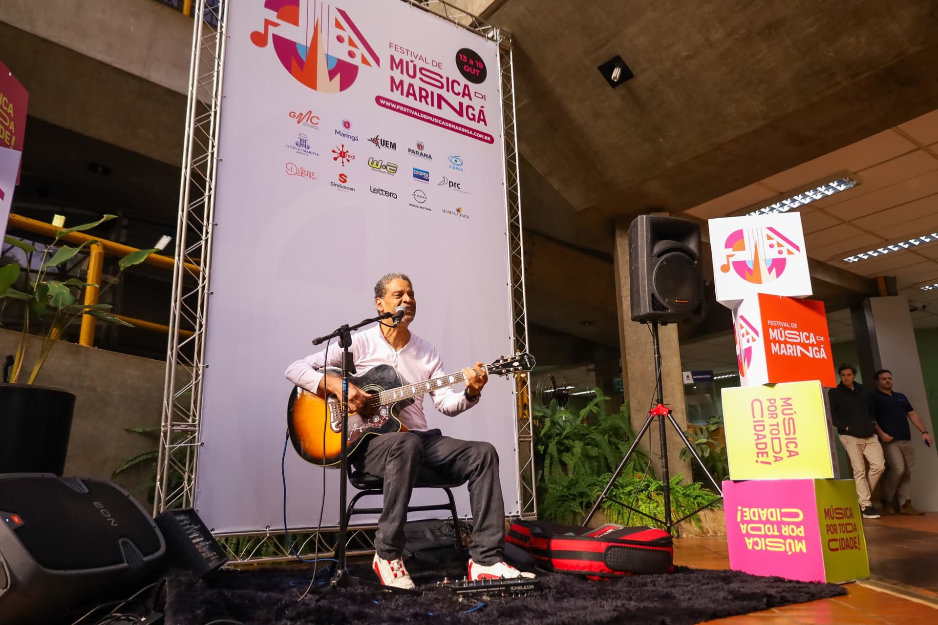 Público vibrando no Festival de Música de Maringá